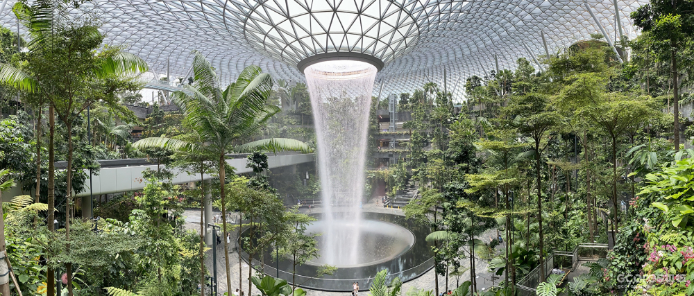 刚才有提到云雾林是世界第二大的室内瀑布。世界第一大的世界瀑布也在新加坡，位于新加坡樟宜机场的汇丰银行雨漩涡(HSBC Rain Vortex)。
