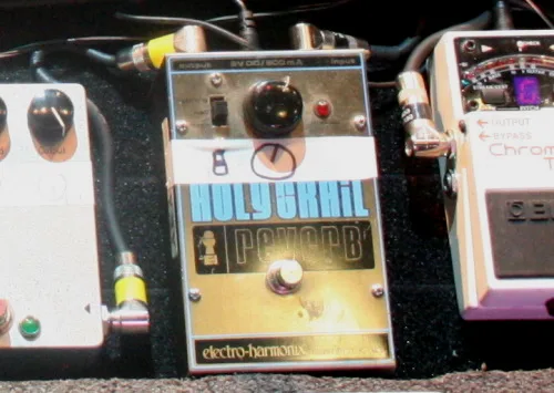 一张近照：Thom 的原版“大盒”Holy Grail，图片来自2008年04月01日 BBC Radiohead 特别节目（ms muffet 摄影）。