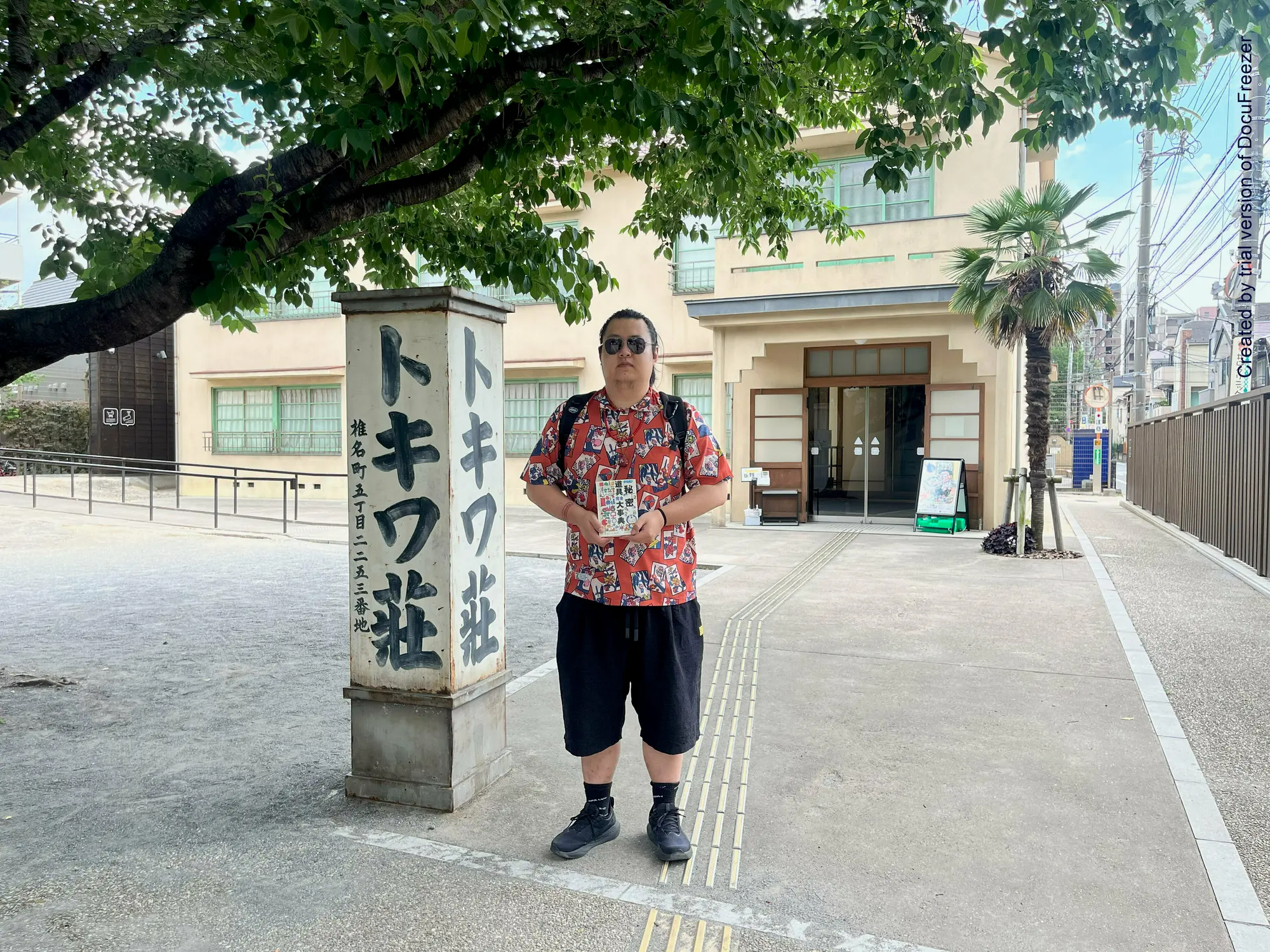 带了本《哆啦A梦道具图鉴》吉林美术出版的，小时候翻得最多的一本书。