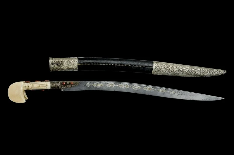 另一把Yataghan，这种武器的特征除了反曲的刀身外还有宽大的骨头形握把，并且没有护手。玩过《刺客信条：启示录》的朋友们可能还记得E爷在君士坦丁堡用过/对付过这种武器。