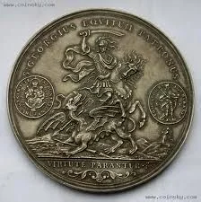 硬币正面图案是乔治骑在马背上，手持长矛刺向一条恶龙。