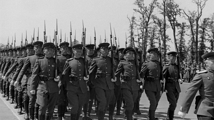 1946年5月8日，卫国战争胜利周年庆典上的驻德苏军。
