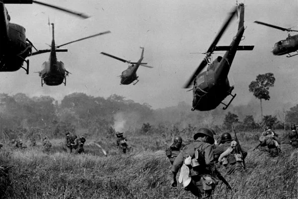 2/2  1965年3月份，美联社摄影师Horst Faas拍摄的照片，照片中刚刚放下南越士兵正在盘旋起飞的美军休伊直升机正在使用机载机枪扫射远处的林线地带，以掩护南越地面部队进攻泰宁以北18公里的越共阵地