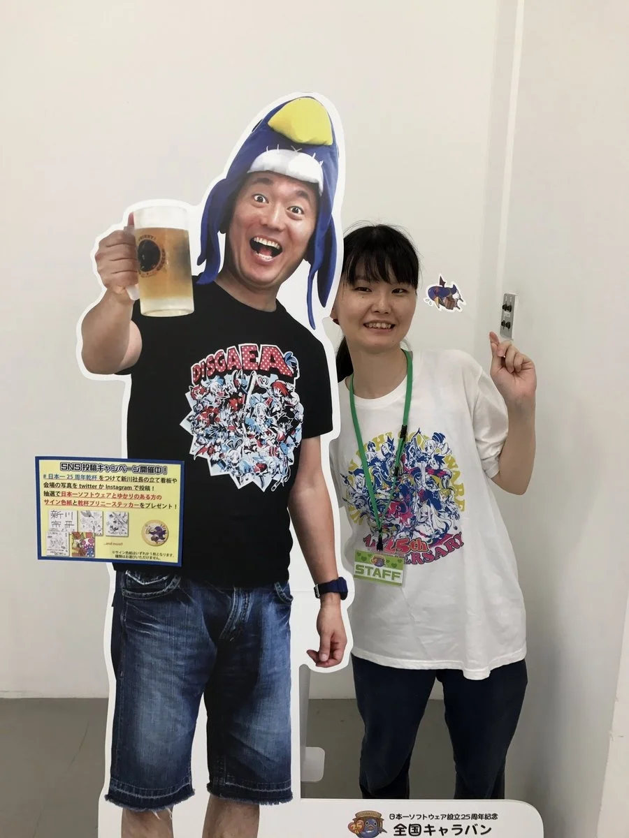 合影自由的新川社长看板