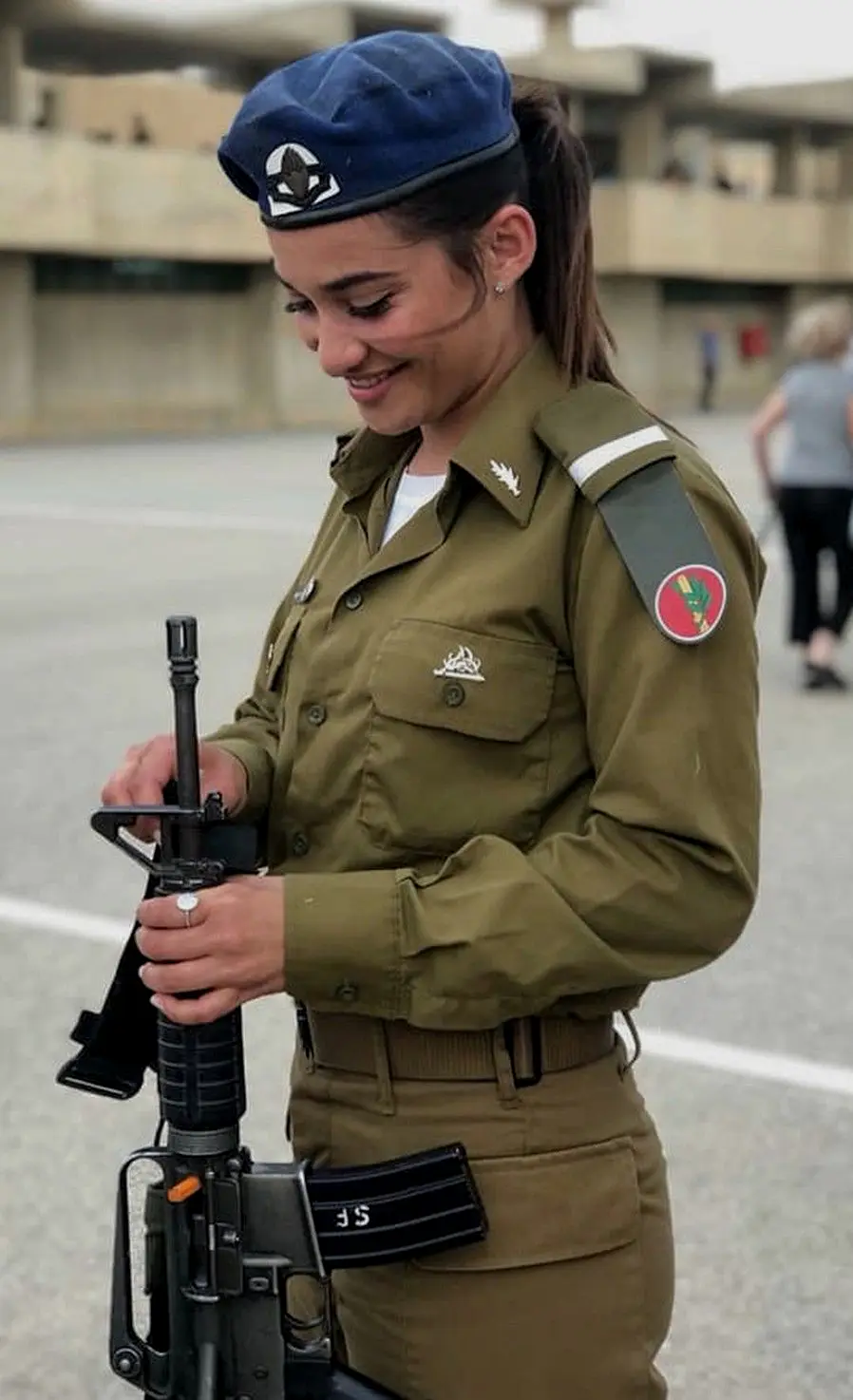 一位头戴蓝色贝雷帽的女宪兵，就像书中的莉亚一样。以色列宪兵不仅负责协助检查，还要和民警协同逮捕一切违法的士兵，所以书中其他士兵对蓝帽子宪兵的恐惧是自然的