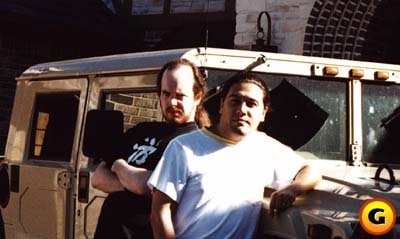 1996年10月，湯姆·霍爾（左）和約翰·羅梅洛（右）。他們的背後是羅梅洛的悍馬