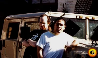 1996年10月，汤姆·霍尔与约翰·罗梅罗站在罗梅罗的悍马旁
