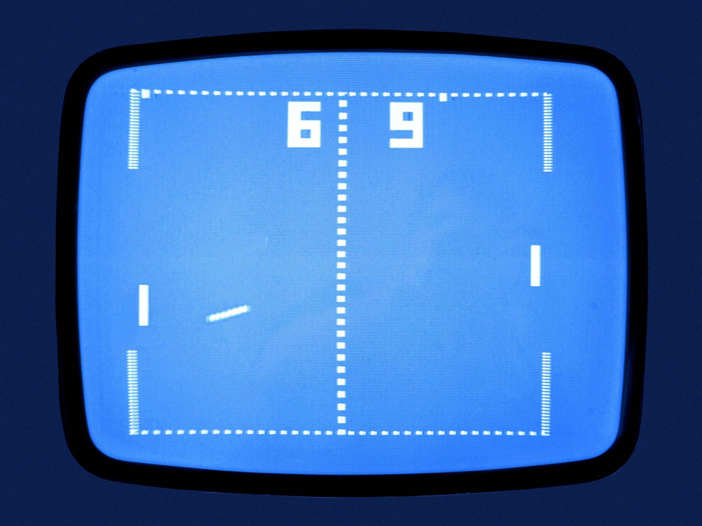 《Pong》是雅達利的第一個家庭電視遊戲產品，也是波蘭人民最早能接觸到的遊戲之一