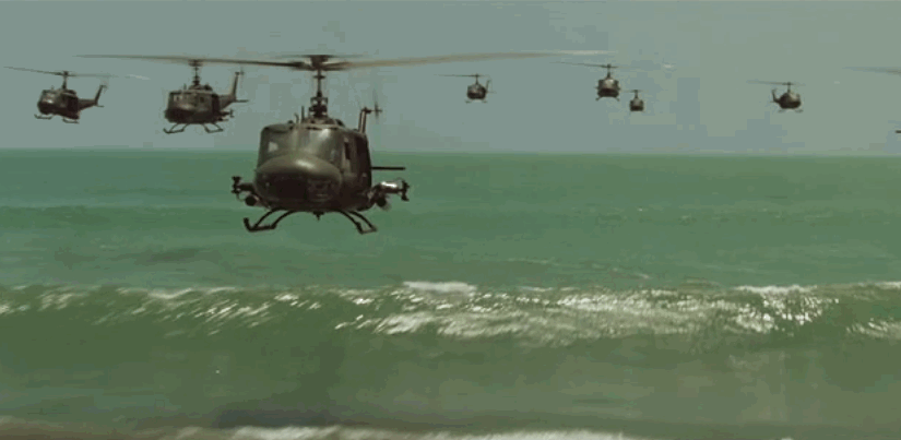播放着“女武神的飞行”的美军直升机