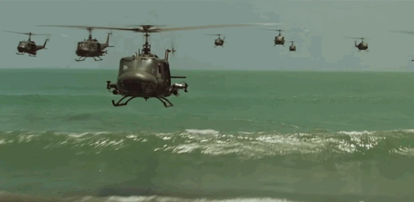 播放着“女武神的飞行”的美军直升机