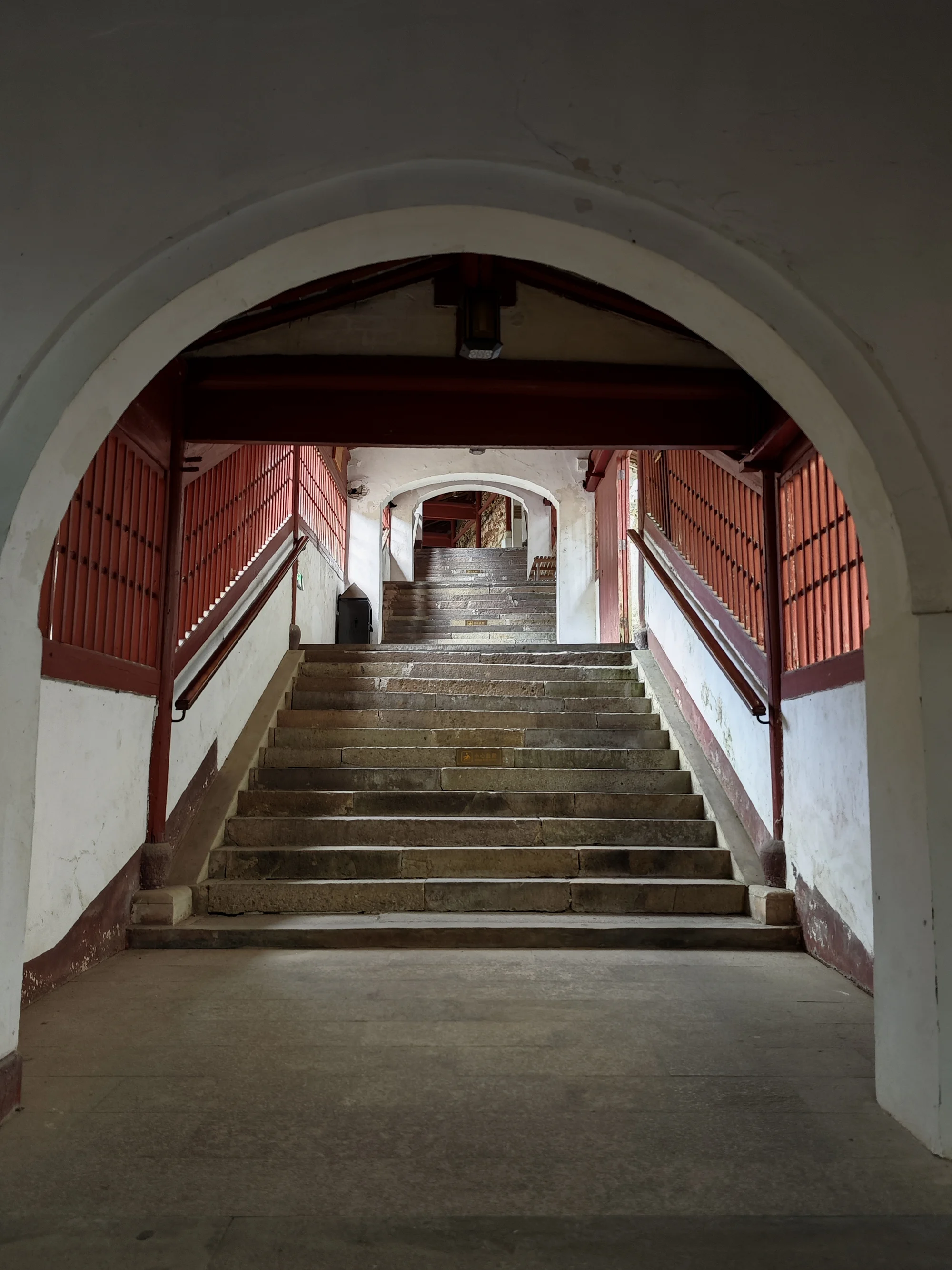 通向罗汉殿的悠长走廊