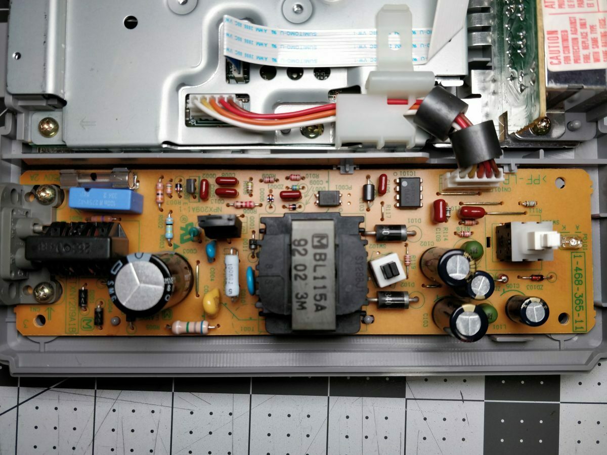 PS1電源板，電解電容、線圈、老式電阻一應俱全