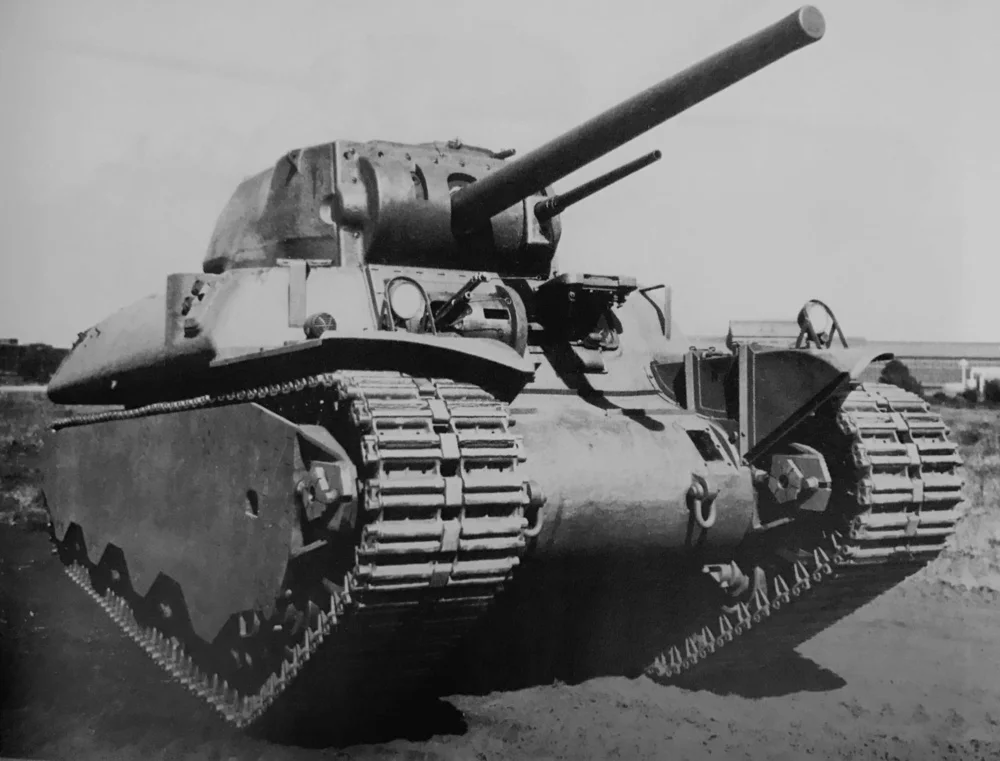 注意坦克的7.62毫米航向机枪并未安装