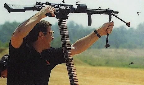HK23（短枪管，枪身左侧有握把）持枪动作不要模仿