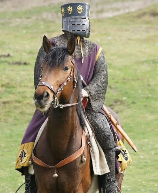 一名12世纪的全甲骑士拥有覆盖整个手臂的锁甲袖和更完善的下肢防护