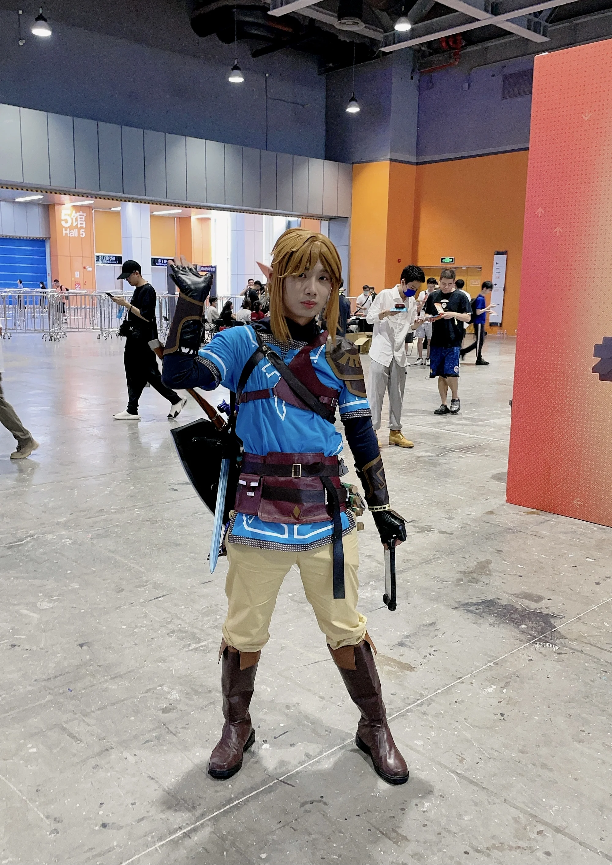 一位帅气林克coser，图中姿势为林克照相时的动作