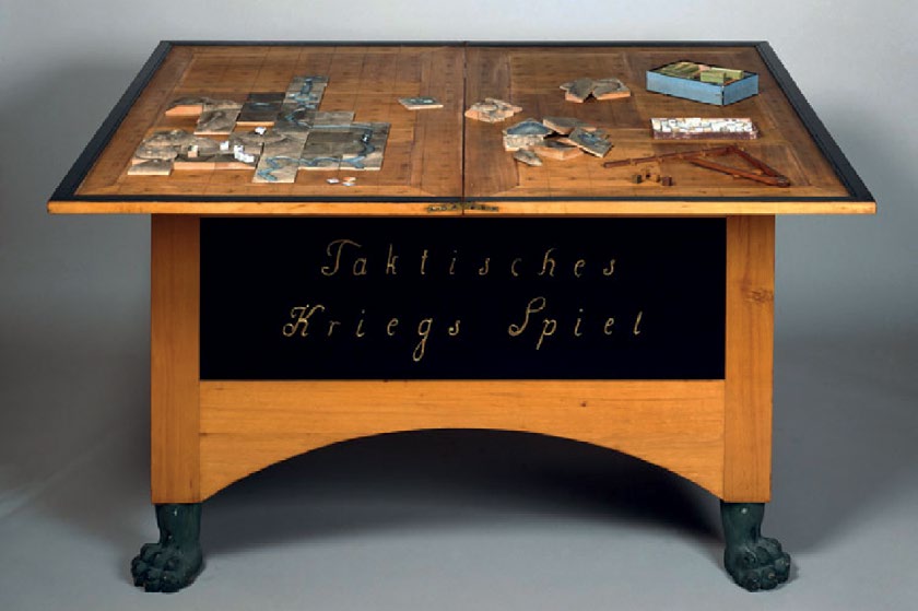 在 1811 年，威廉三世国王用这张有很多抽屉的特殊桌子玩 Kriegsspiel。这张桌子现在仍然保存在柏林的夏洛滕堡宫。