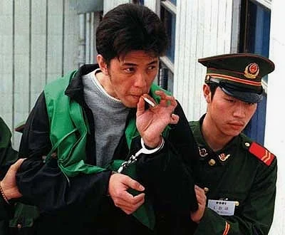 在1998年发生的一起跨境海上抢劫杀人案，图中是当时的主犯之一，印尼海盗的索尼·韦