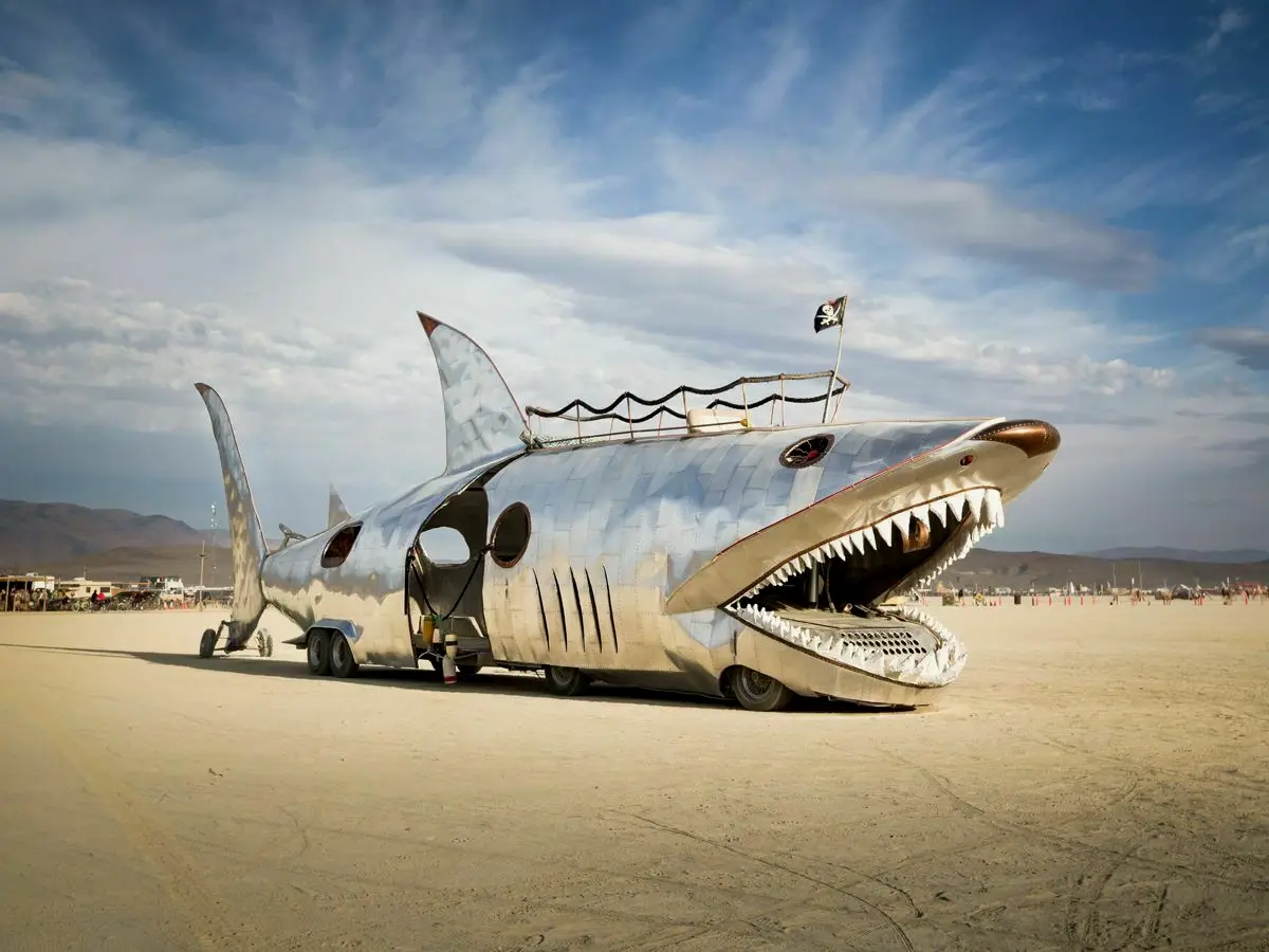 西德·库尔茨的鲨鱼车——“这辆艺术车在火人节有着悠久的历史，首次亮相于2002年。它最初由西德·库尔茨创作，属于位于西雅图的Lodi营地。这辆鲨鱼车多年来经历了多次重新设计。2016年，它以闪亮的铝制外观回归，但在那一周的大部分时间里都处于停用状态。”