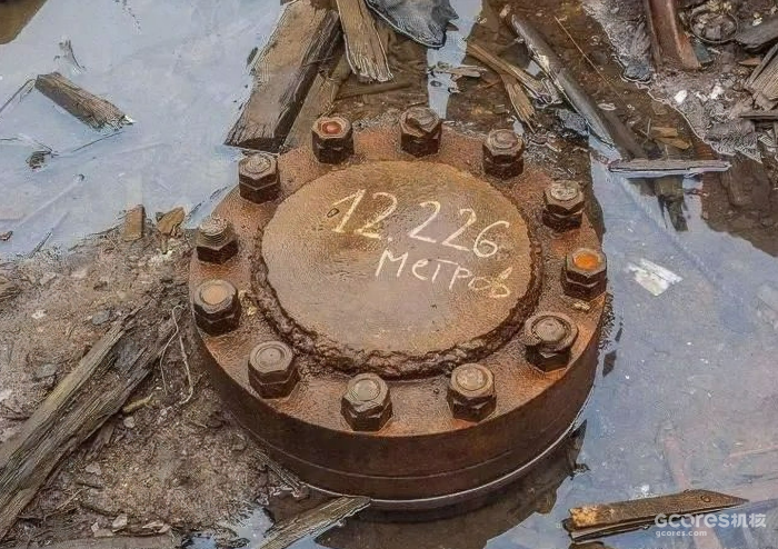 科拉钻孔遗址照片，上方写着最后的钻探深度。在苏联解体后的两年里，仍然在钻探作业。