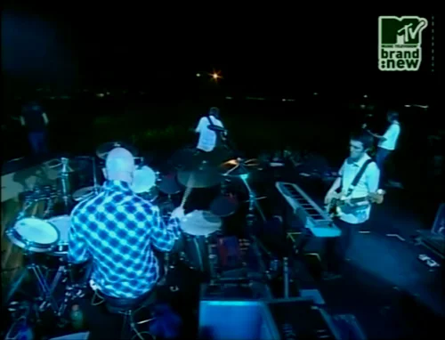 Phil 于2002年8月3日的 Benicàssim 上演奏 Fake Plastic Trees 的视频截图。你可以看到那台 Nord Drum 在他的右侧。