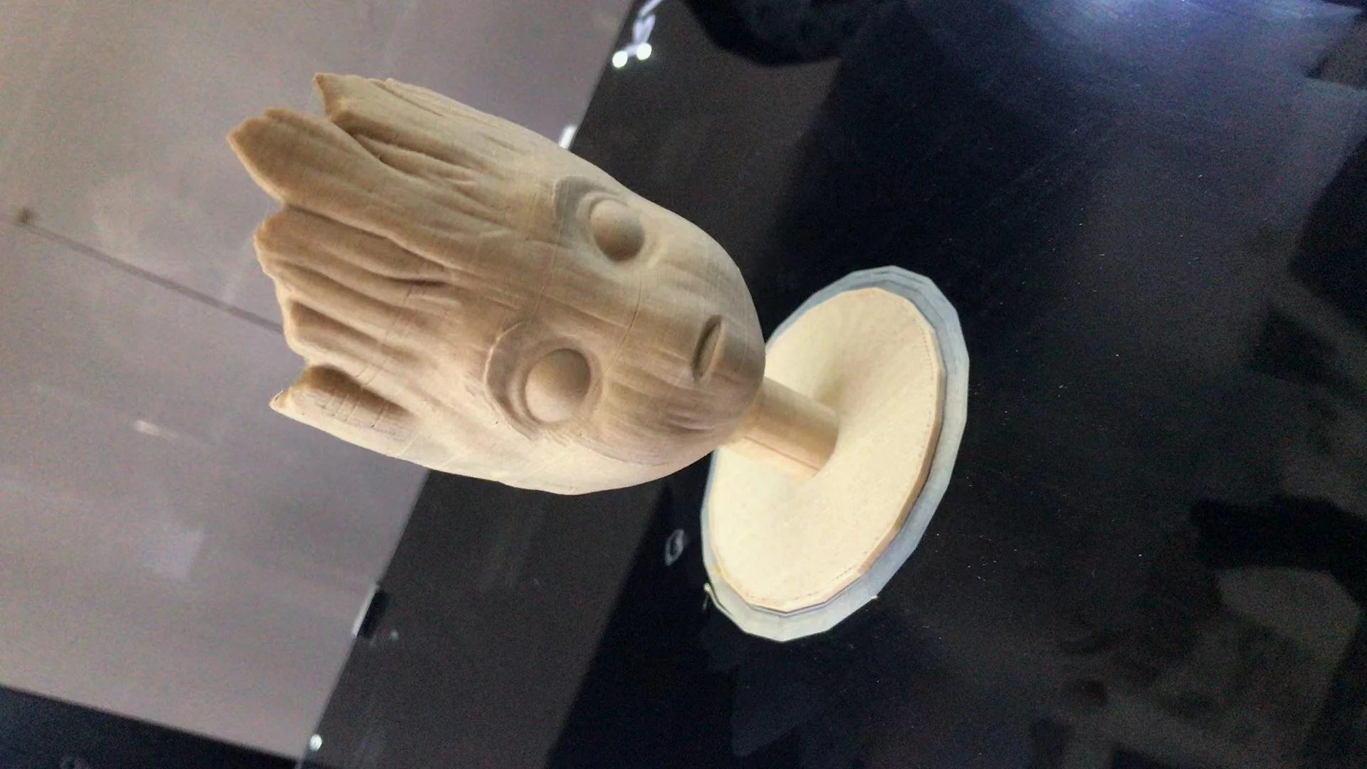 这是木制质感的PLA材料，据说掺了木粉，所以也常会有堵喷头的风险。