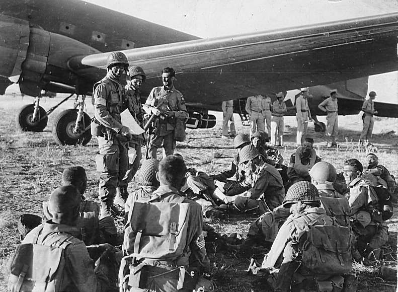 加文团长（手持地图者）在西西里岛战起飞前与第505团官兵交流