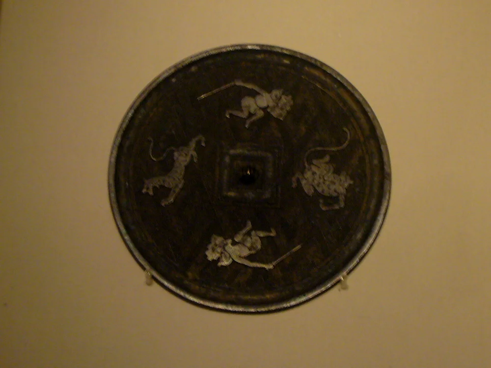 秦代饰有刀盾勇士搏兽图样的铜盘。此图系笔者本人拍摄。