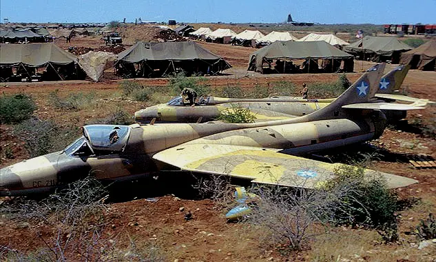 1983年，索马里还从阿曼购买了7架霍克“猎人”f.76战斗机，图中的是2架的残骸，位于拜多阿附近