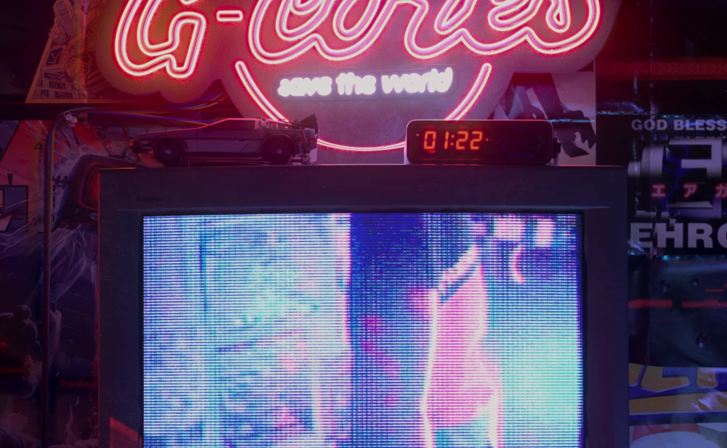 电视机上面是德罗里安，右边电子钟显示的时间也是回到未来穿越的时间。
