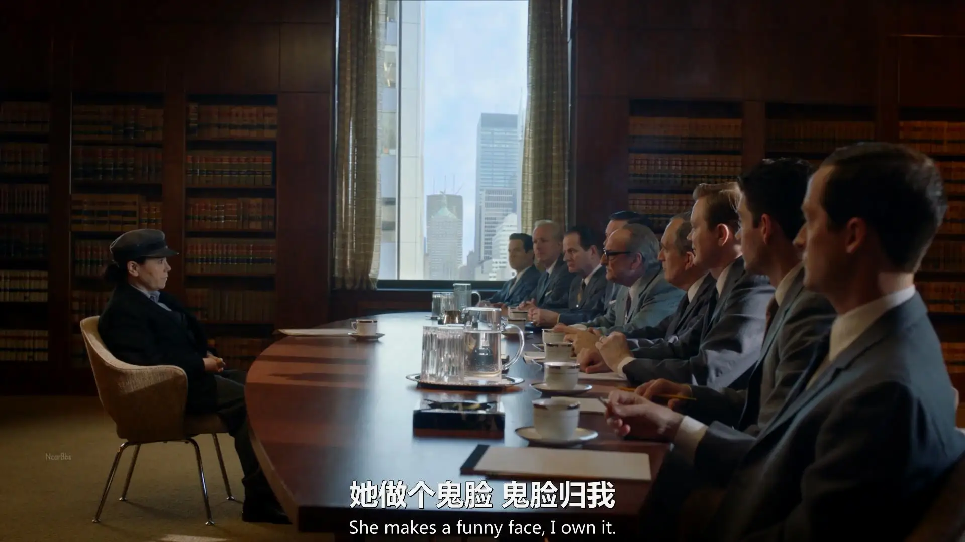 在画面中我们首先看到的是人数和身高上的差距，在布光上窗户的光线分割了双方，形成一种对立感，而更精妙的是男性身上背光令他们显得愈加“伟岸“，展现了Harry一整个律师团队对Susie的权力倾轧