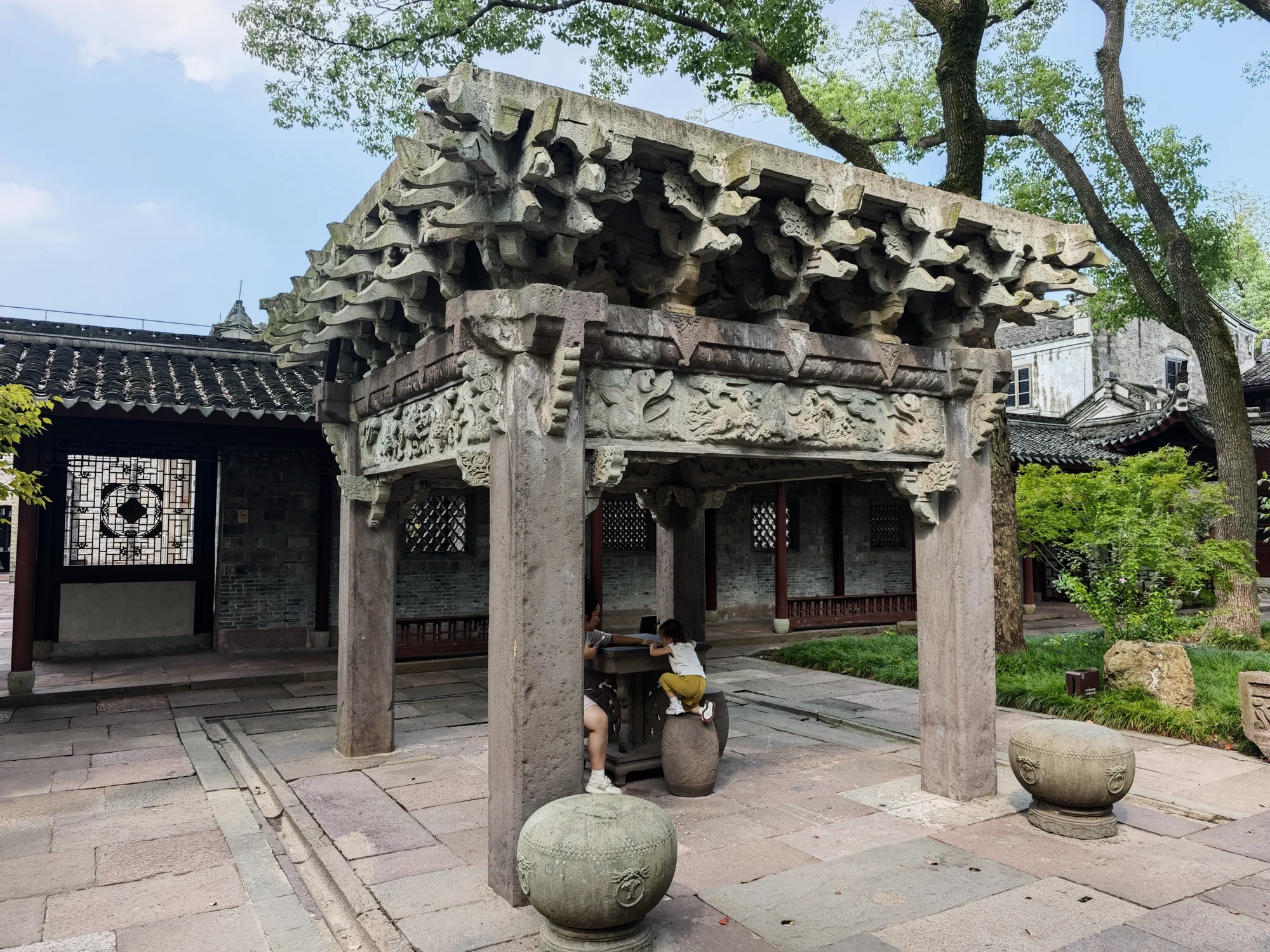 以石料搭建的仿木质榫卯结构建筑——百鹅亭