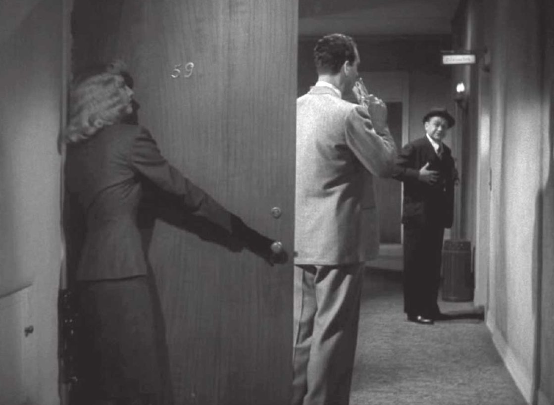 比利懷爾德《雙重賠償》（取自走廊簡史）這一幕的內容是男主的情人躲在門後避免被發現