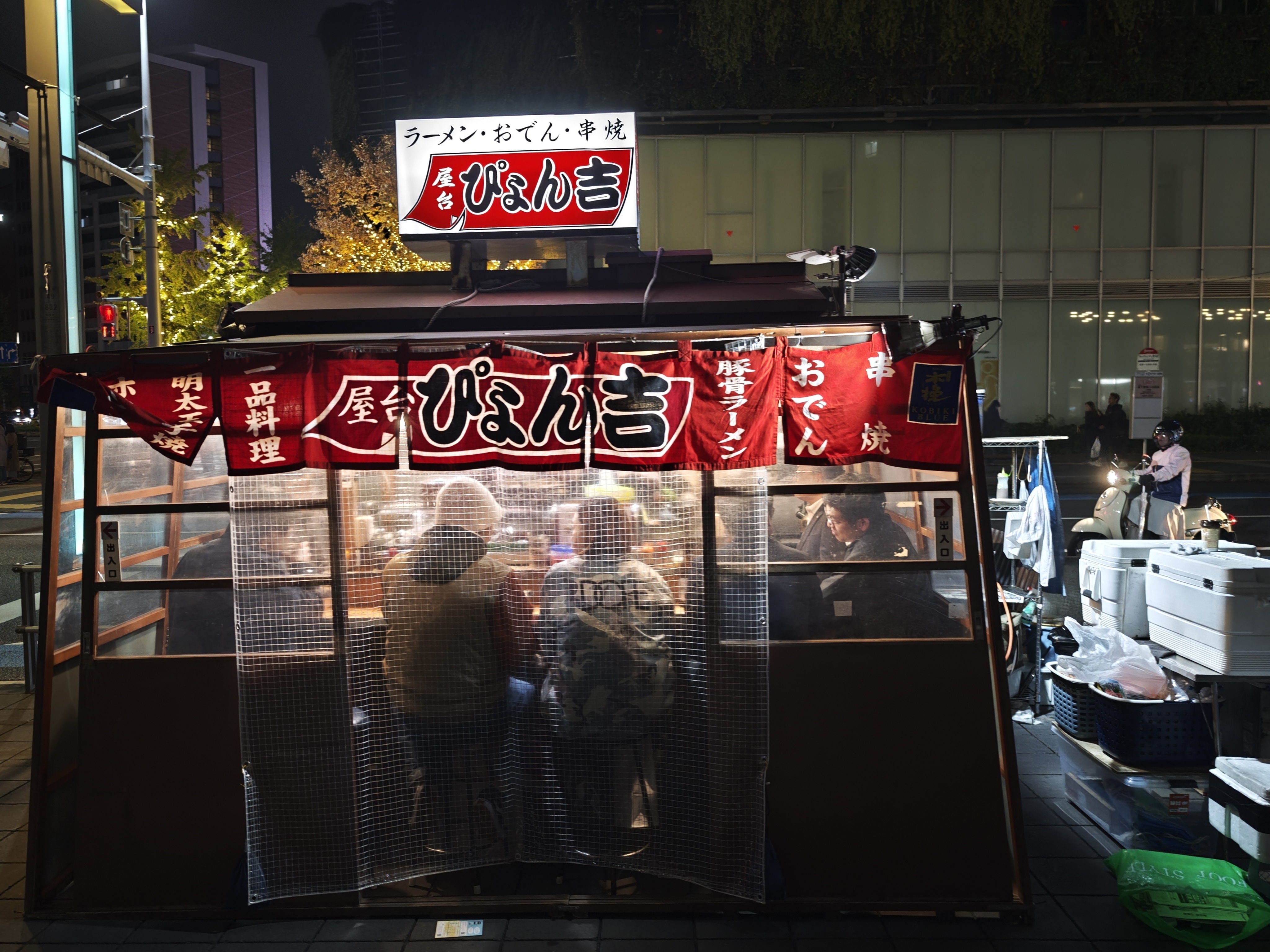 福冈著名的流动小吃摊——“屋台”