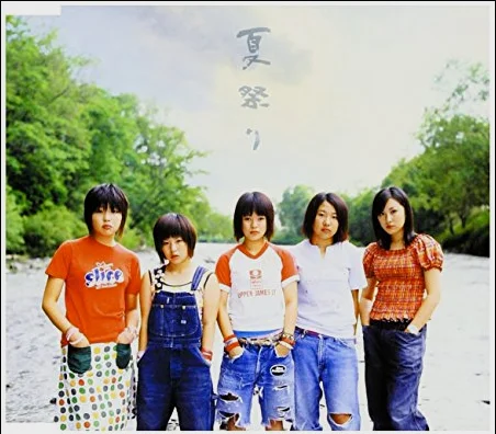 专辑封面，五个小姑娘看着真青涩。