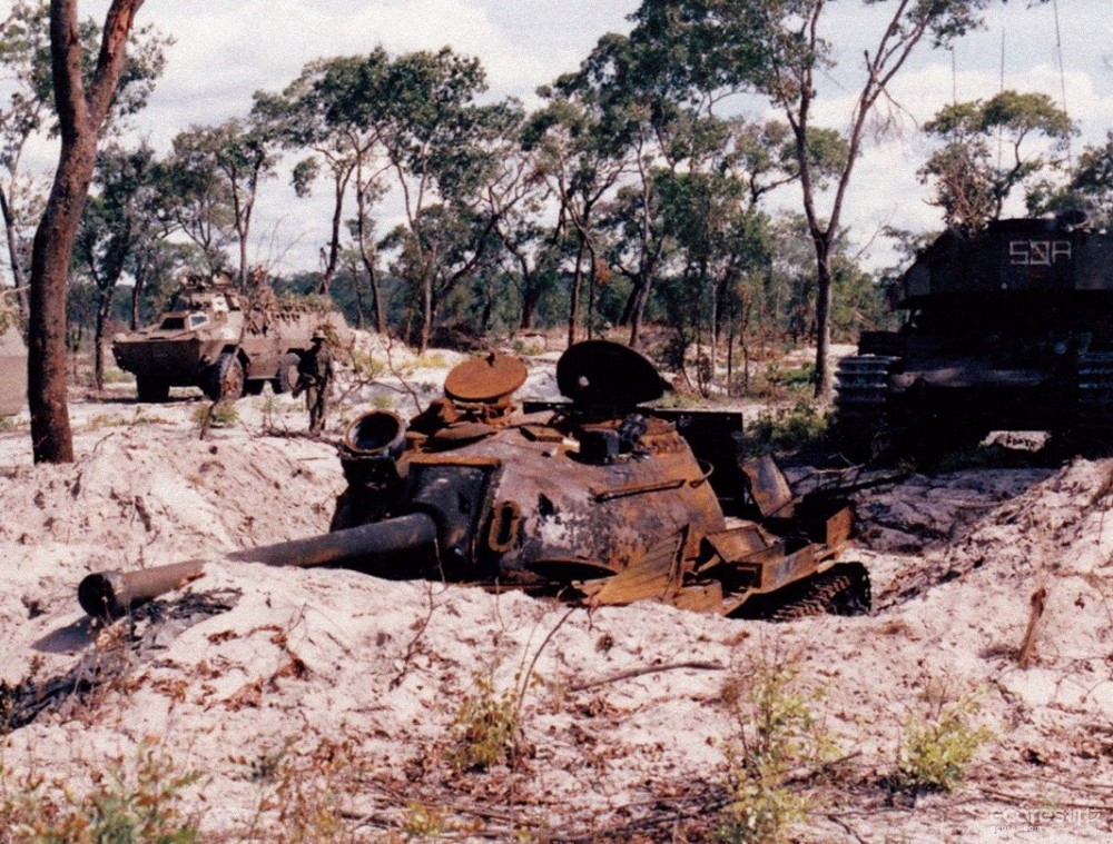 即使躲在坑里也无法挽救这辆T-54，一发M111将其彻底毁灭了