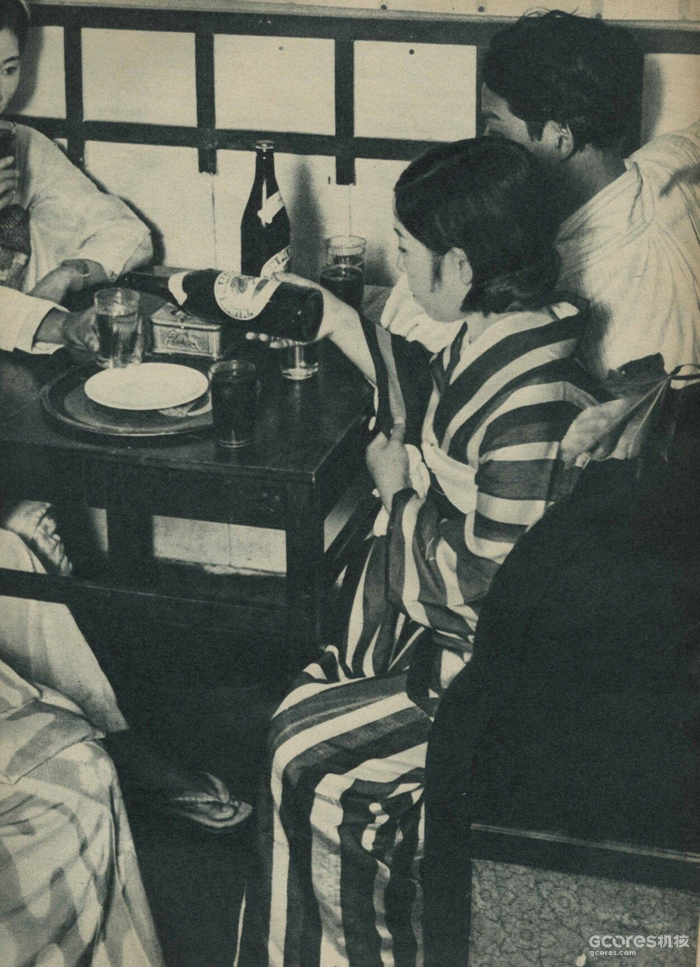 女仆如何从19世纪的家政服务人员变成“二次元至宝”? 女仆如何从19世纪的家政服务人员变成“二次元至宝”?