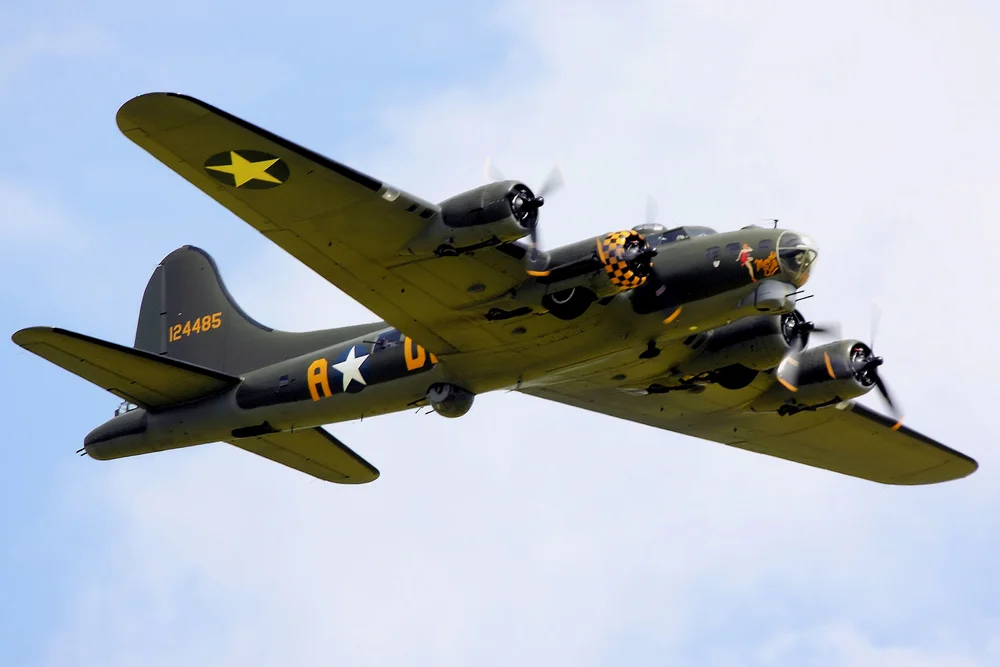 B-17G轰炸机，可以看到下侧的球形炮塔
