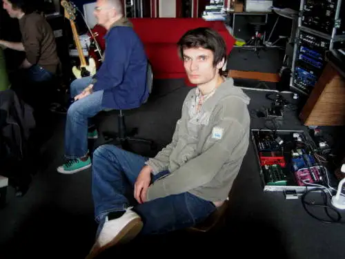 一张照片：Jonny 的 Electro-Harmonix Small Stone 和 Polychorus 效果器就在 Ed 的效果器板边上。这张照片是2006年9/10月在 Tottenham 的控制室被拍摄的，当时正在录制 In Rainbows。既然这是控制室，所以很有可能乐队在录制这些效果器的玩意。