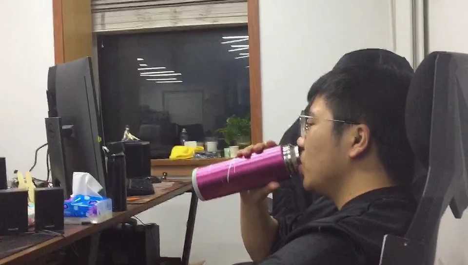 边阅视频边用老人杯的易恒