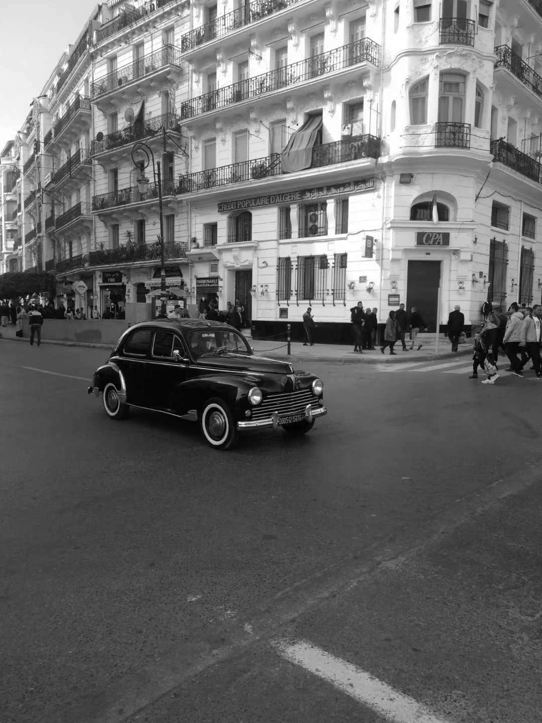偶遇老爷车，添加黑白滤镜，仿佛回到上个世纪的巴黎