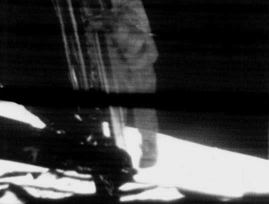 “鹰”号登陆舱的外置摄像机拍摄到了人类登月的伟大瞬间