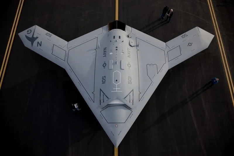 X-47B无人机（皇牌空战7预告片中无人机的现实原型）试图通过机载电脑独立运算来完成航母上的起降，但效果尚不稳定，项目也进度缓慢。