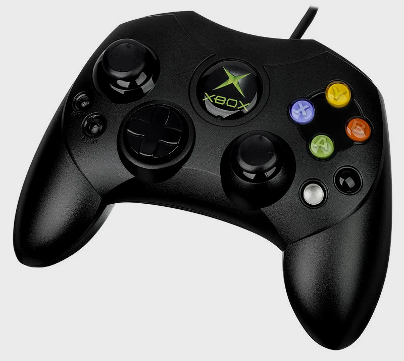 后来Xbox在日本发售了S版手柄 Xbox的手柄既有线缆版也有射频（RF）无线版