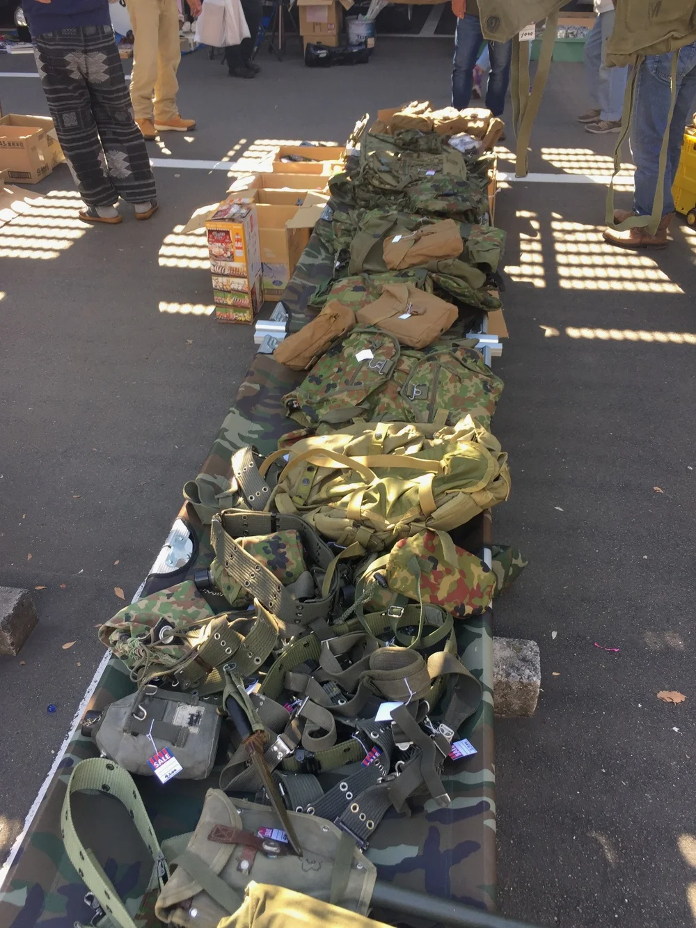 另外一个军品专卖摊位，有很多日本陆上自卫队的东西