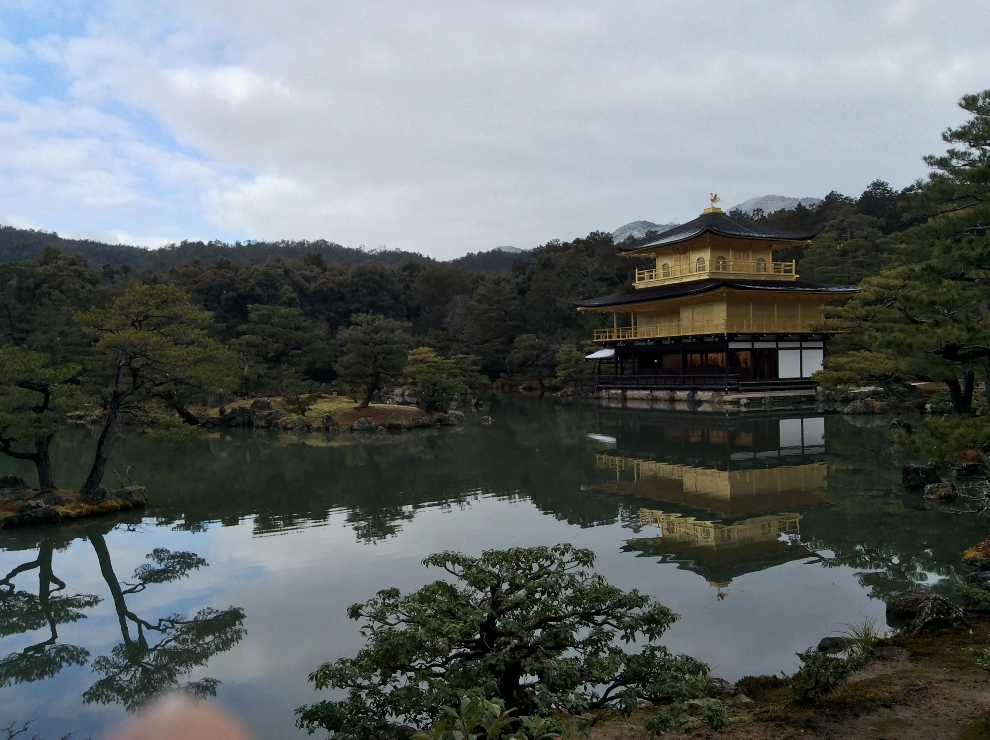 金阁寺最著名的取景点——寺内甚至设有专门的指示牌