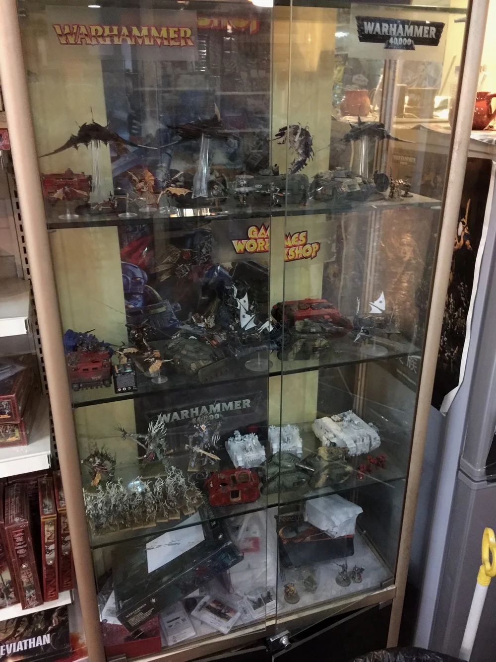 店内的陈列柜，有老板的作品也有店内玩家的作品