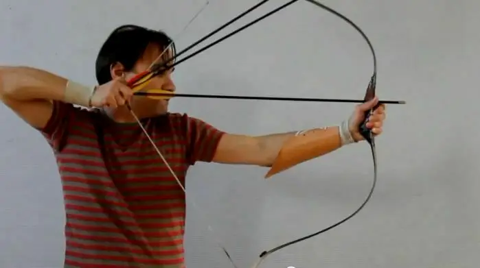 速射之王，丹麦人 拉尔斯·安德森。图中后手持箭是速射手法的一种。