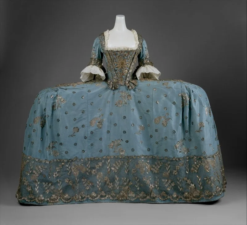 Court dress (Robe de Court), c 1750 (MET) 显示最高级场合的宫廷礼服可达到的宽度