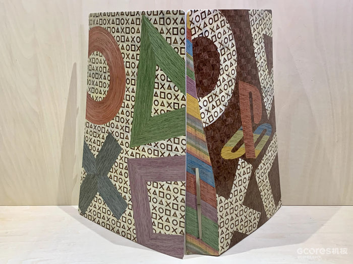 我,竟然真做完了。
机核真是治好了我的拖延症。
寄木细工里关键的刨木皮在这次活动中让我给硬拗过了,其实机器买了很久,失败了几次就搁置了,拖延呗。但这次ps5的壳不说曲了拐弯吧也得是山路十八弯了,所以只能靠帖皮,过程是残酷的,实现的也不完美,但终于是过了一个坎儿,感谢机核。
说下思路,我是做拼木和寄木细工的,所以肯定是要用这两种表现手法,木头的颜色总体是比较单调的,所以给他们加点儿颜色,游戏也是如此,我的生活增添了很多美好的色彩。
虽然玩游戏越来越少,但看到大家讨论游戏,听机核聊游戏,心里也总是无比开心。